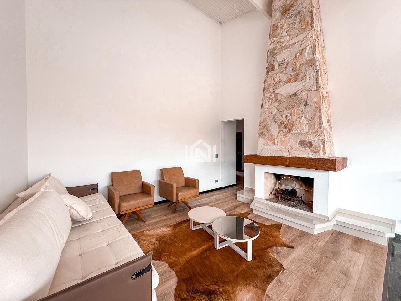 casa para locacao no condominio sao paulo ii - sala de lareira