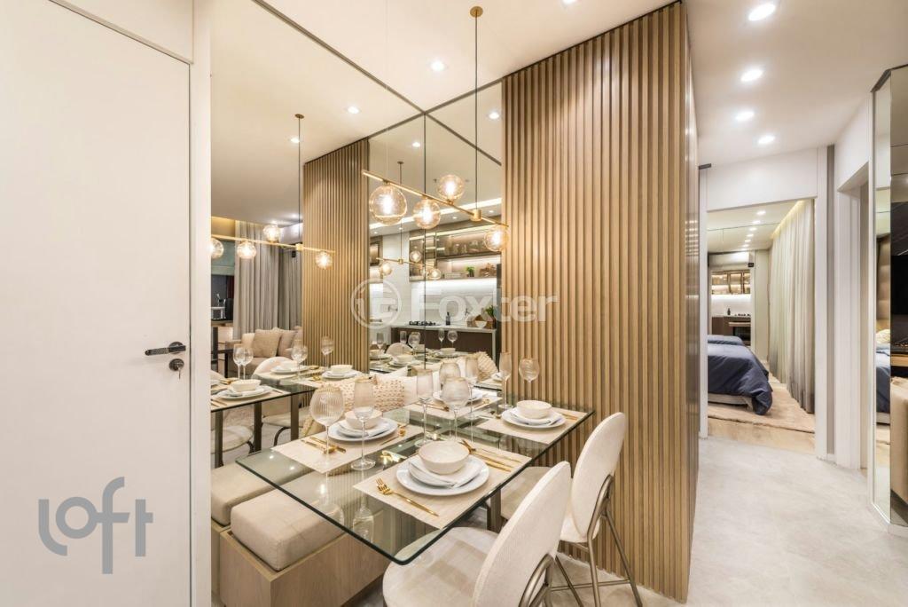 sala-de-jantar-moderna-e-elegante-com-mesa-de-vidro-e-seis-cadeiras.jpeg