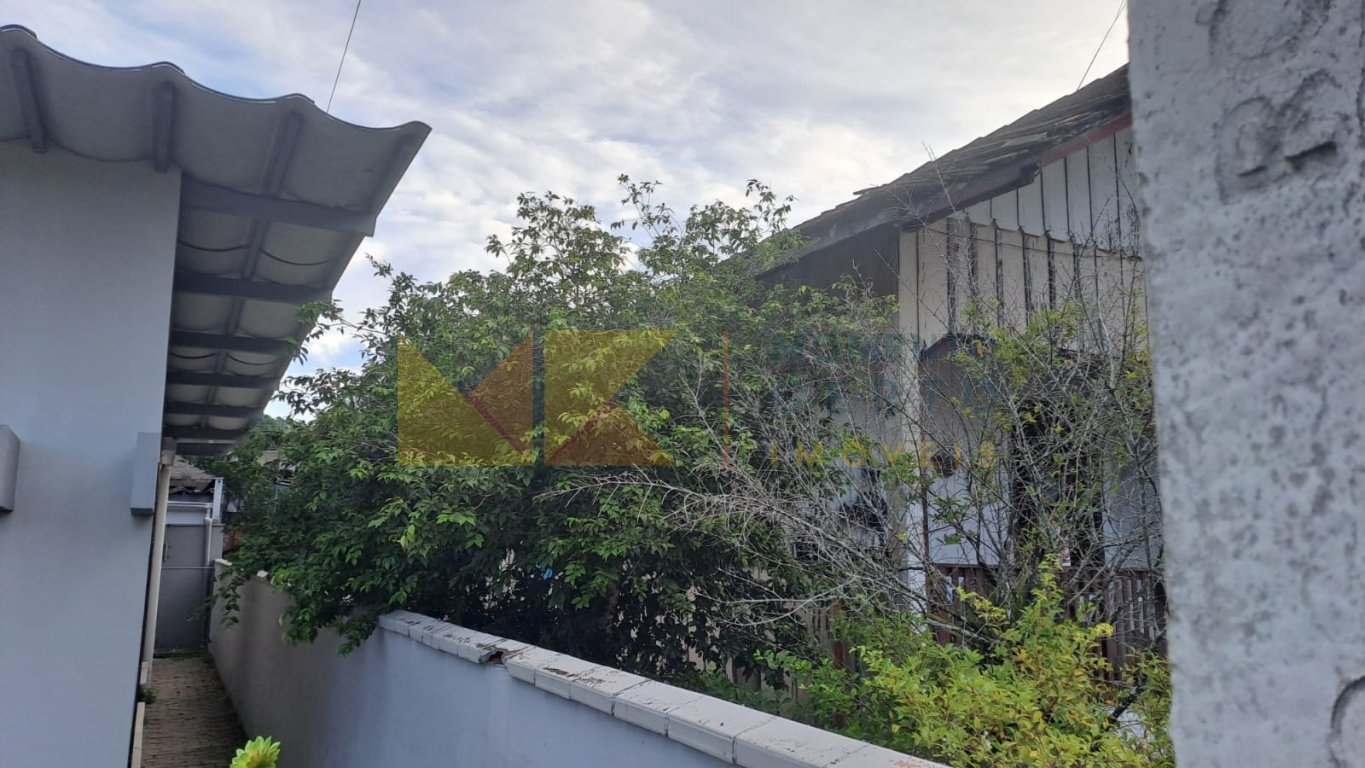 lateral esquerda do terreno