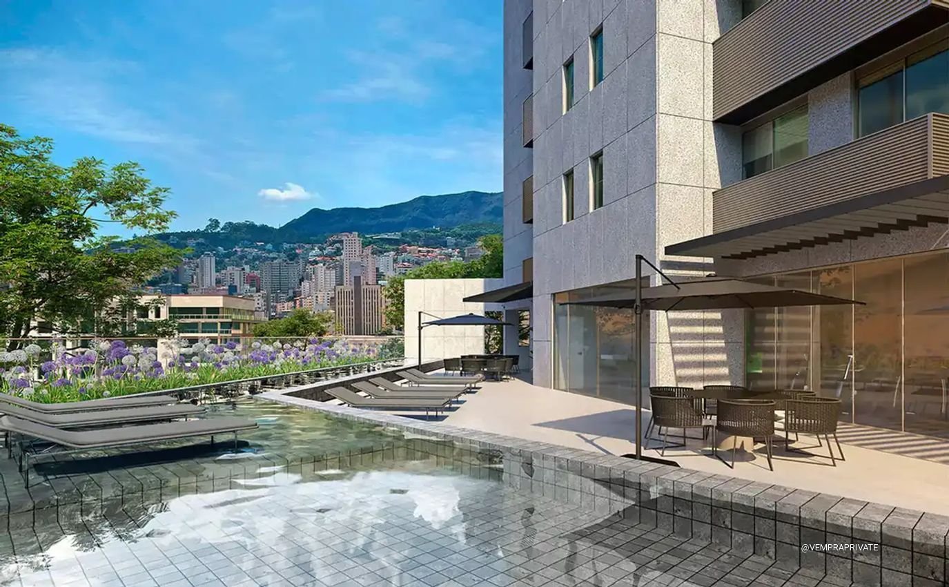 Piscina com deck molhado