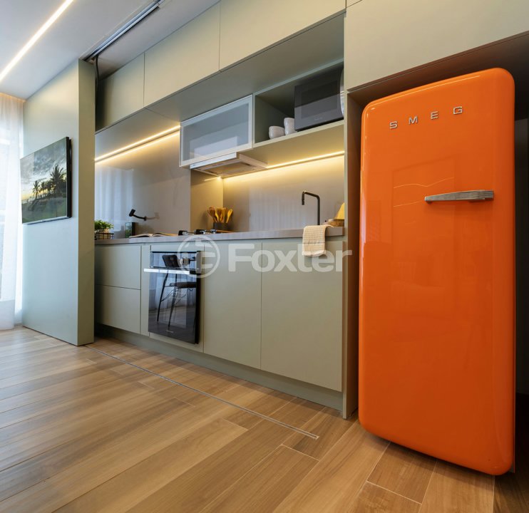 cozinha-moderna-e-compacta-com-geladeira-laranja-vibrante