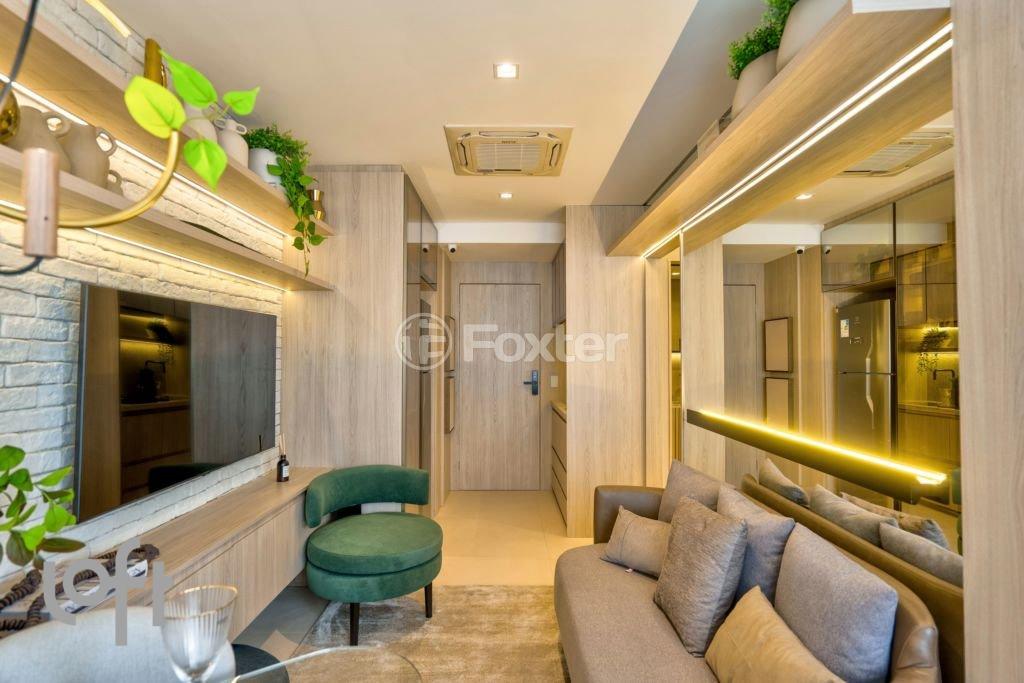 sala-de-estar-moderna-e-aconchegante-com-sofa-claro-e-tv