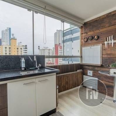 Totalmente mobiliado, Vista para o Mar e conta com 3 dormitórios, incluindo 1 suíte, e 2 vagas