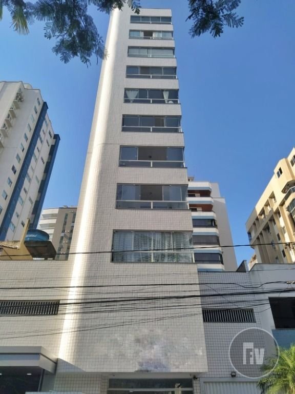 Totalmente mobiliado, Vista para o Mar e conta com 3 dormitórios, incluindo 1 suíte, e 2 vagas