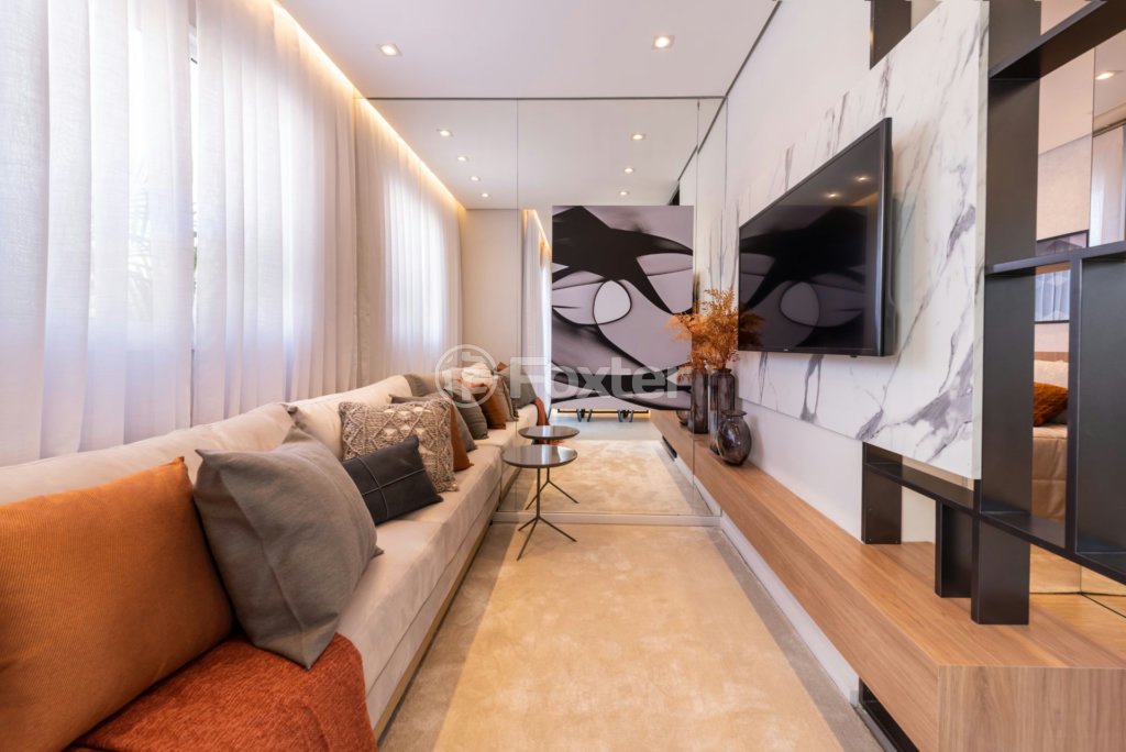 sala-de-estar-moderna-e-aconchegante-com-sofa-claro-e-tv.jpeg