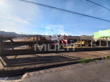 industrial em Avenida Professora Minervina Cândida de Oliveira, Brasil - Uberlândia - MG
