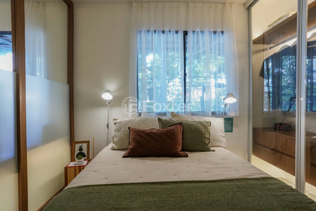 quarto-aconchegante-com-cama-de-casal-e-janela-com-cortinas.jpeg