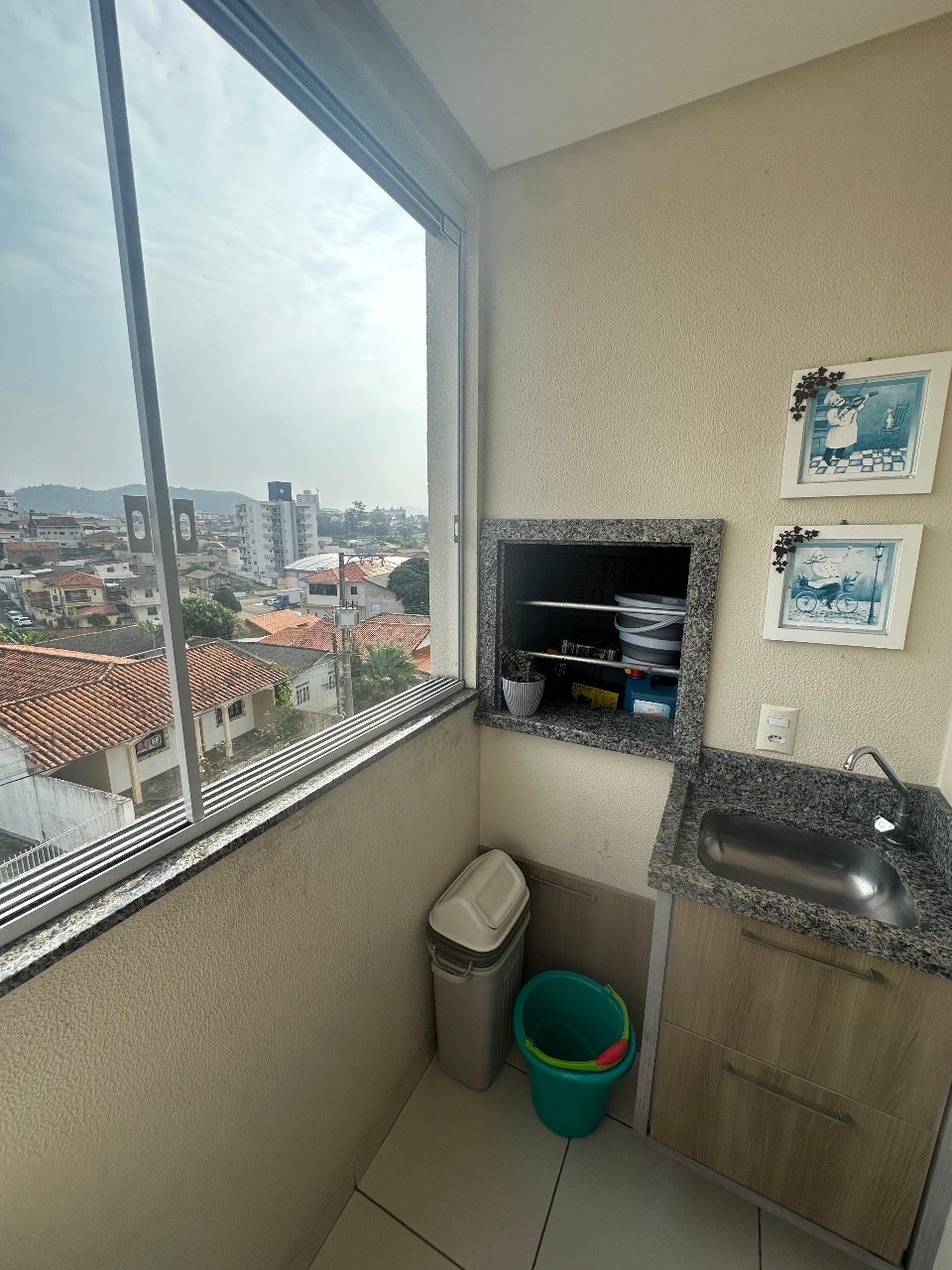 Sacada com churrasqueira e pia