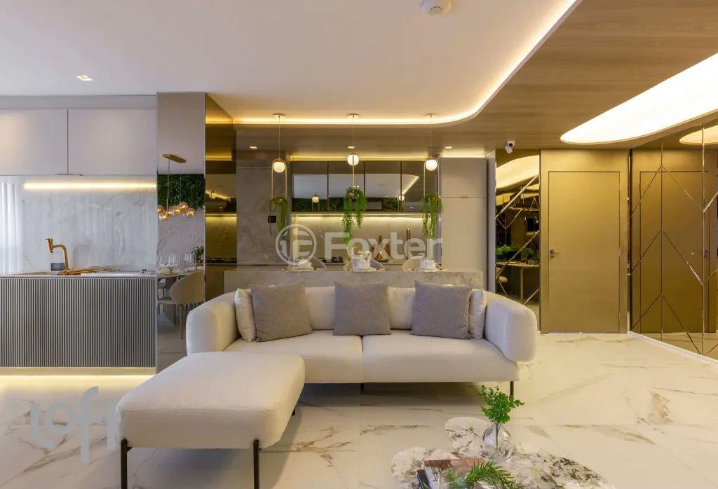 sala-de-estar-moderna-e-luxuosa-com-sofa-branco-e-vista-para-a-cidade