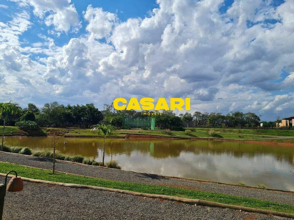 Lago frente ao lote