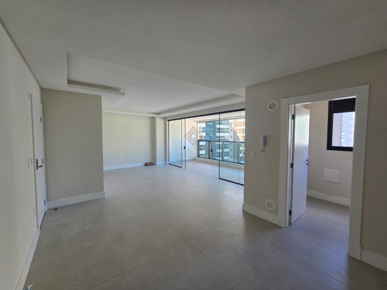 Vista da cozinha para sala