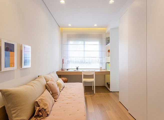 quarto-moderno-com-cama-de-casal-e-mesa-de-estudo.jpeg
