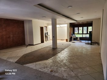 business em Estrada União e Indústria, Itaipava - Petrópolis - RJ