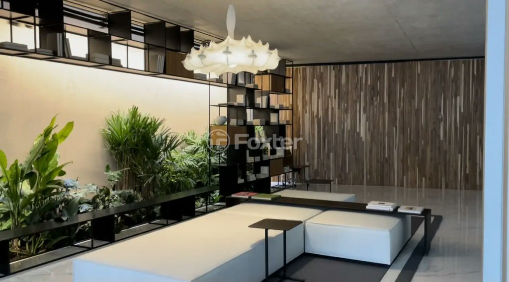 sala-de-estar-moderna-com-sofa-branco-e-parede-de-madeira