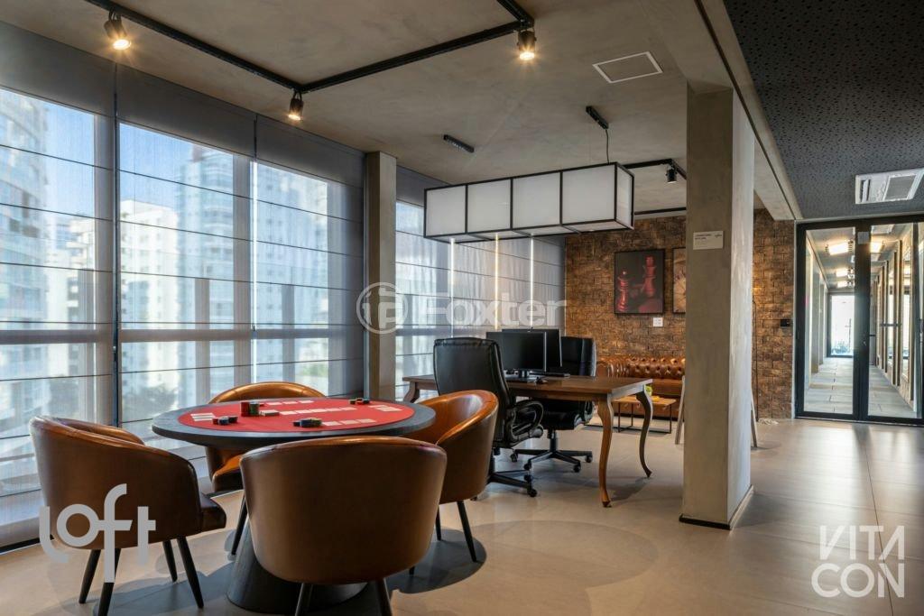 sala-de-jogos-com-mesa-de-poquer