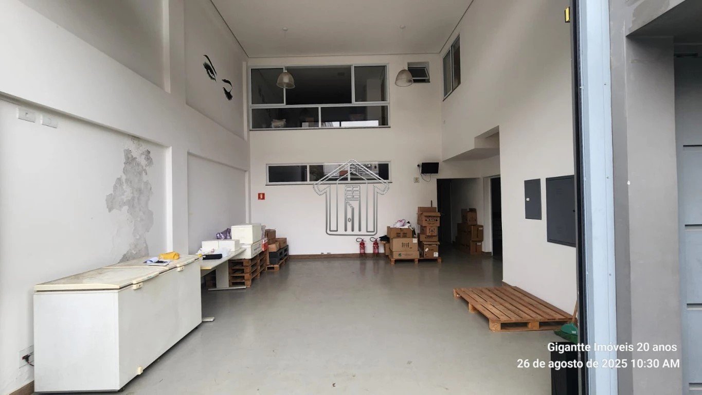 Galpão térreo com pé direito alto