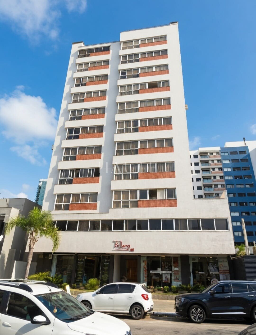 Apartamento de 3 dormitórios semimobiliado no Veleiros