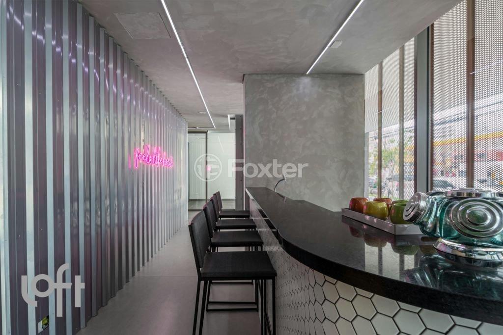 bar-moderno-com-neon-rosa-e-balcao-curvo