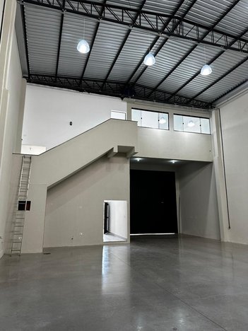 industrial em Augusto Guerino, Portal de Versalhes 1 - Londrina - PR