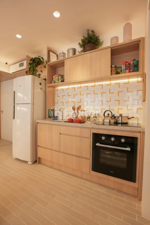 cozinha-moderna-com-armarios-de-madeira-clara-e-detalhes-em-amarelo