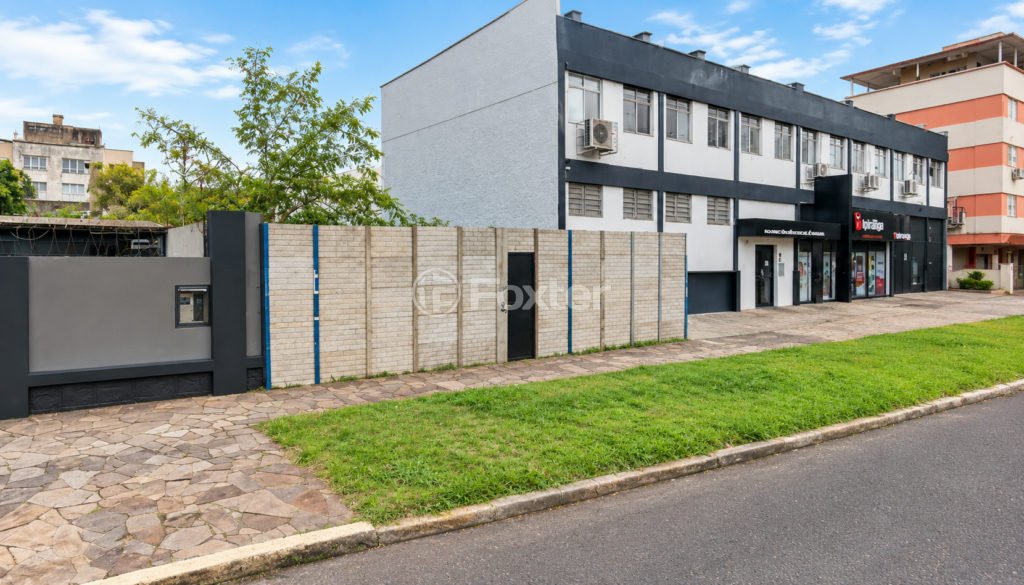 Rua_Urbana_com_Muro,_Gramado_e_Comercio.png