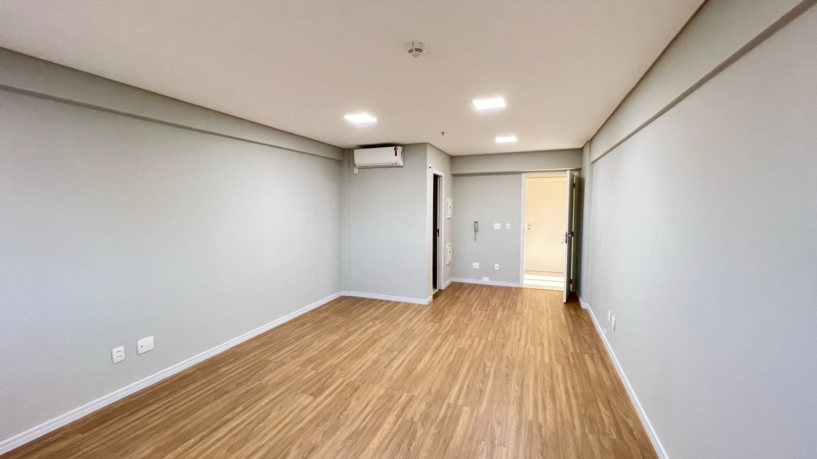 SALA COMERCIAL COM 33 M� NO CENTRO EMPRESARIAL AQU�RIUS
