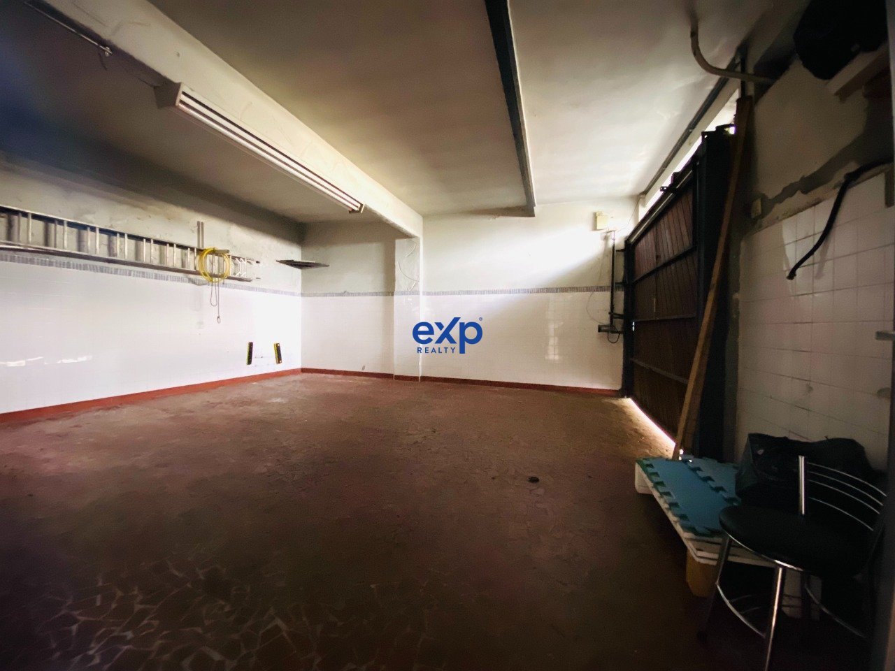 GARAGEM  PARA 3 CARROS COM PORTÃO AUTOMÁTICO