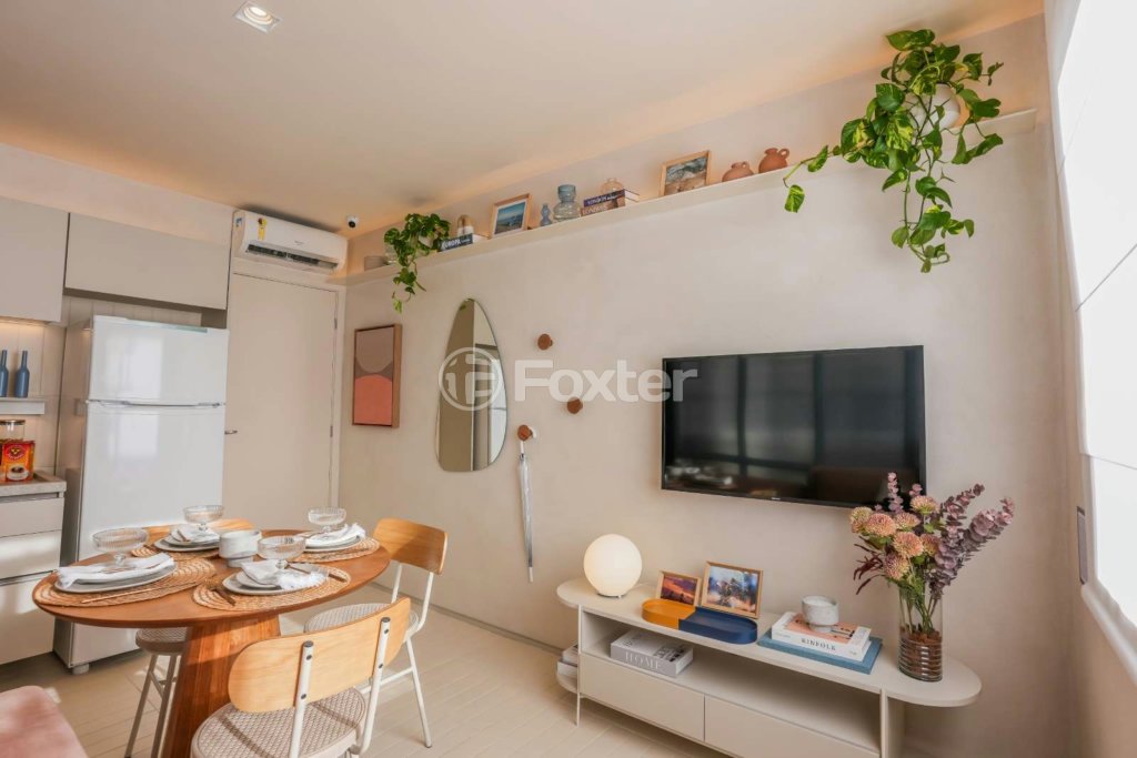 sala-de-estar-com-mesa-de-jantar-e-tv