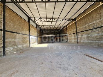 industrial em Avenida Victor Alves Pereira, Novo Mundo - Uberlândia - MG
