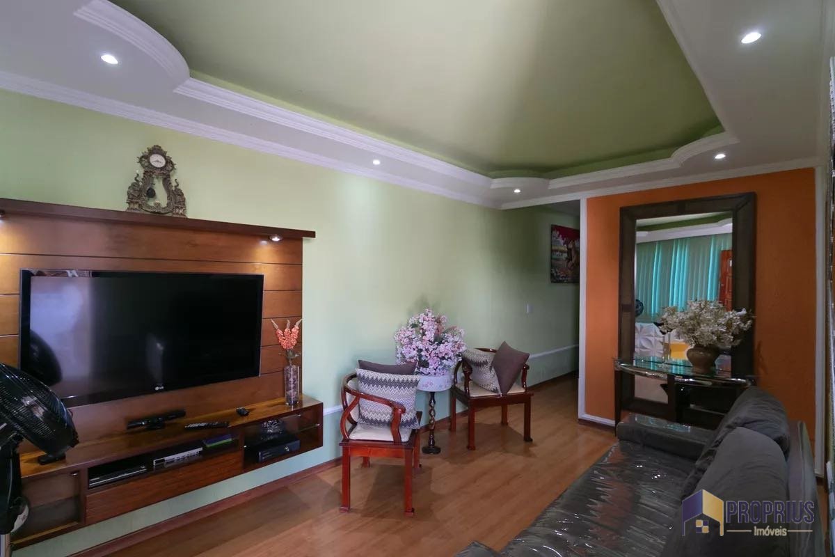 Casa com 5 quartos — Heliópolis, Belo Horizonte