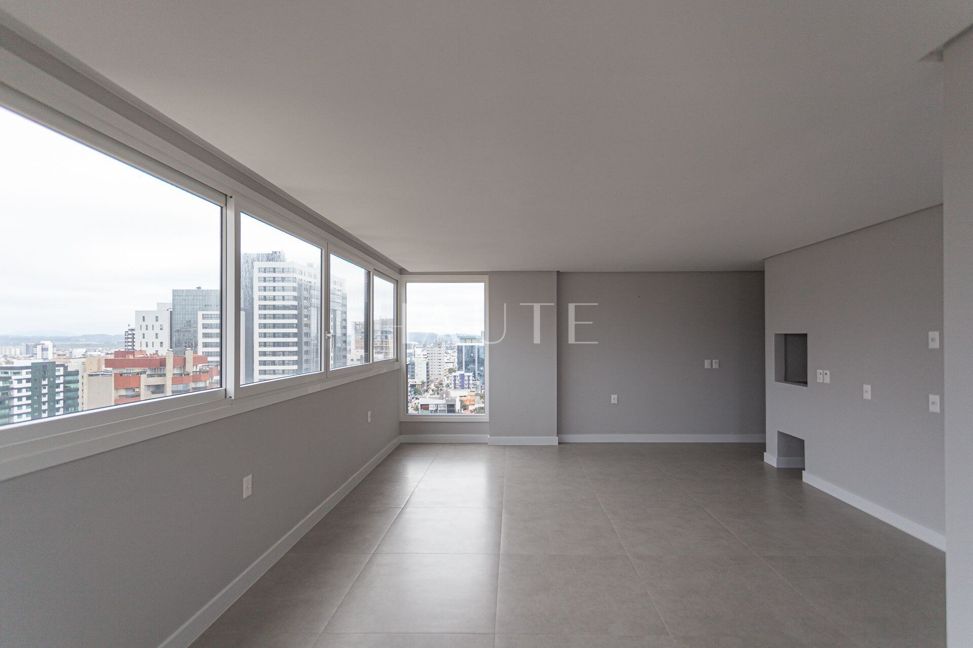 Apartamento de 77m² no 21° Andar do Ed. Maui - Andar Alto