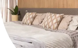 Uma cama com almofadas