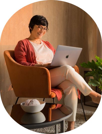 Estante decorada de um apartamento