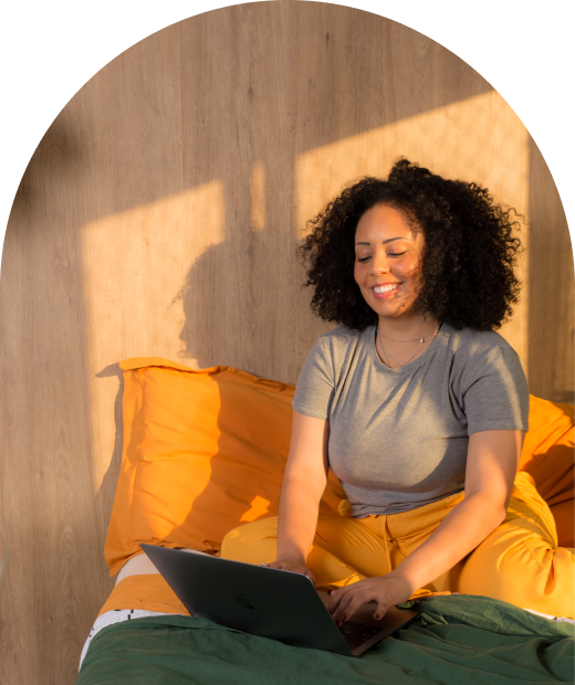 Homem feliz usando o celular no novo apartamento